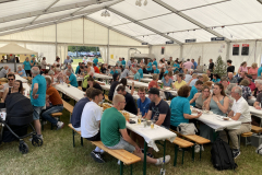 Gut gefülltes Festzelt am Sonntagnachmittag